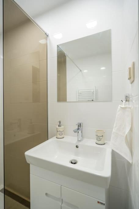 Apartament Location New & Spacious 3 Bdr Medical Academy